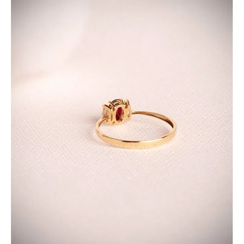Sortija Oro 18k rubí fino 6 x 4 mm. dos diamantes de laboratorio 0.06