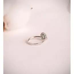 Sortija Oro Blanco 18k esmeralda recristalizada 5 mm. con 12 diamante