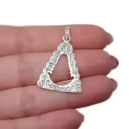 Colgante plata Ley 925m macizo 30mm. silueta Virgen del Rocío calada borde detalles forma manto
