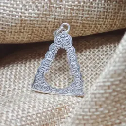 Colgante plata Ley 925m macizo 30mm. silueta Virgen del Rocío calada borde detalles forma manto