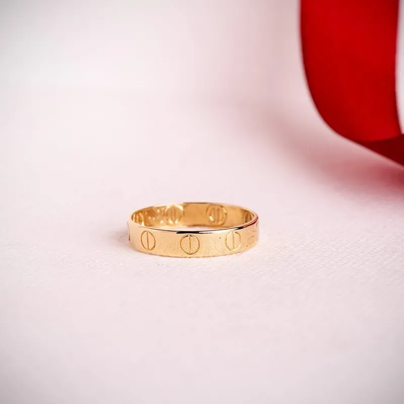 Sortija Tornillo en Oro de 18k acabada en brillo con un ancho de 4 mm