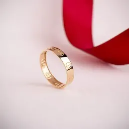 Sortija Tornillo en Oro de 18k acabada en brillo con un ancho de 4 mm