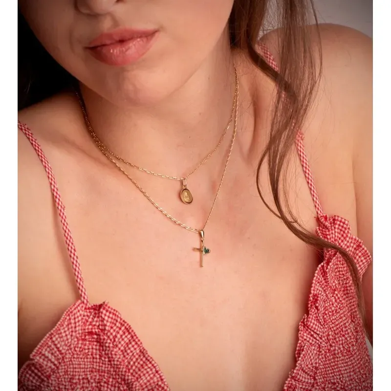 Cruz Colgante en Oro 18k con 18 mm. detalle corazón con piedra malaqu
