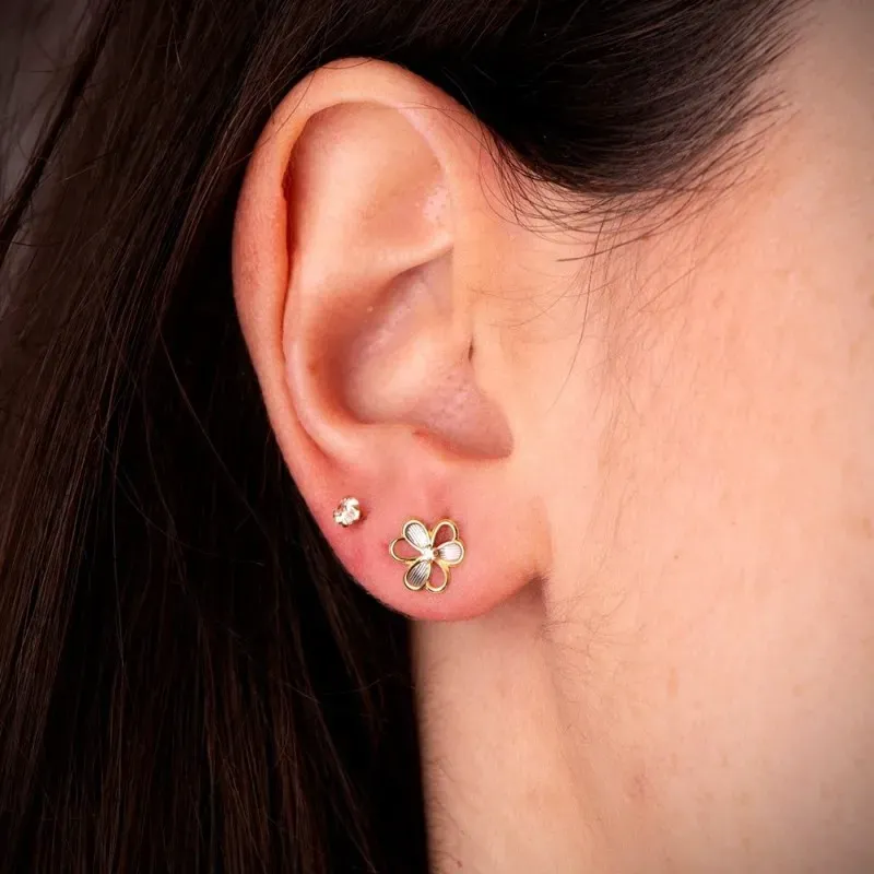 Pendientes en Oro Bicolor 18k con 8 mm. forma flor con detalle de cir