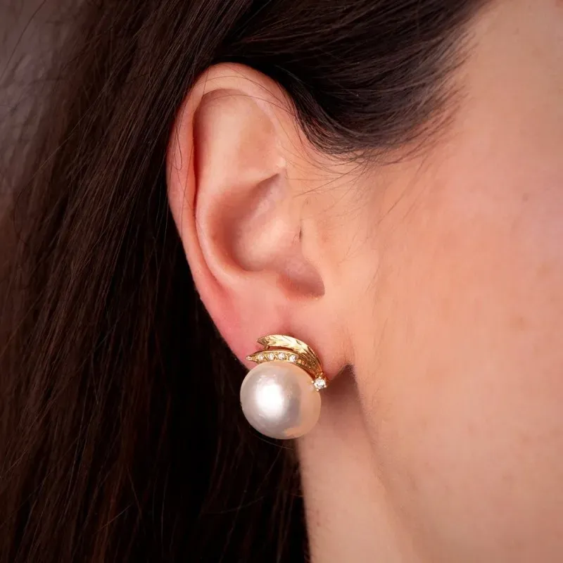 Pendientes en Oro 18k con 19 mm. perla japonesa de 14.5 mm. y circoni