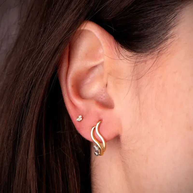 Pendientes en Oro Bicolor de 18k con 16 mm. bandas onduladas circonit