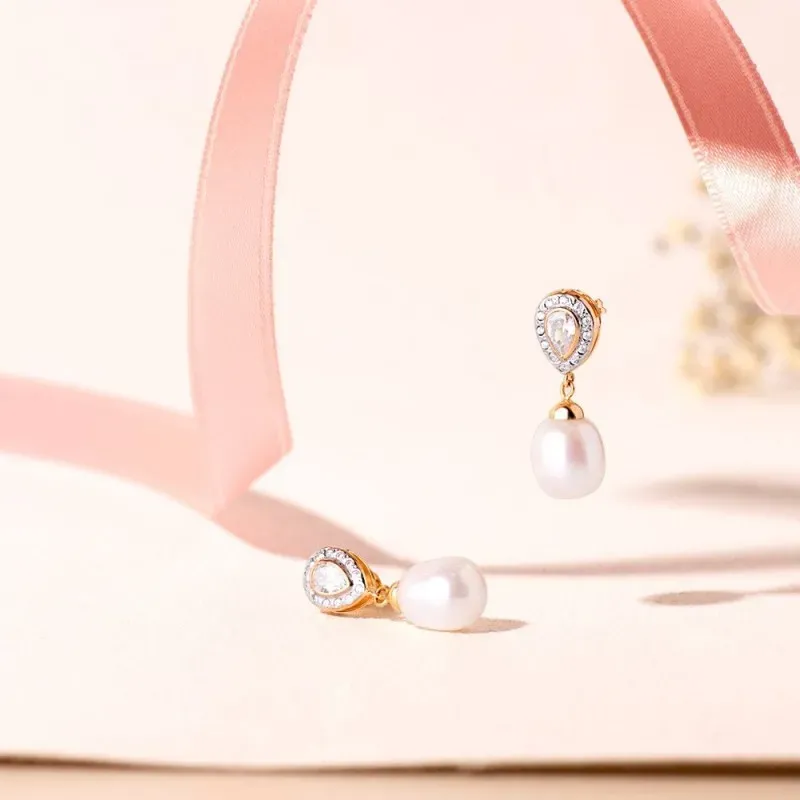 Pendientes en Oro Bicolor de 18k con 25 mm. dos cuerpos perlas con ci