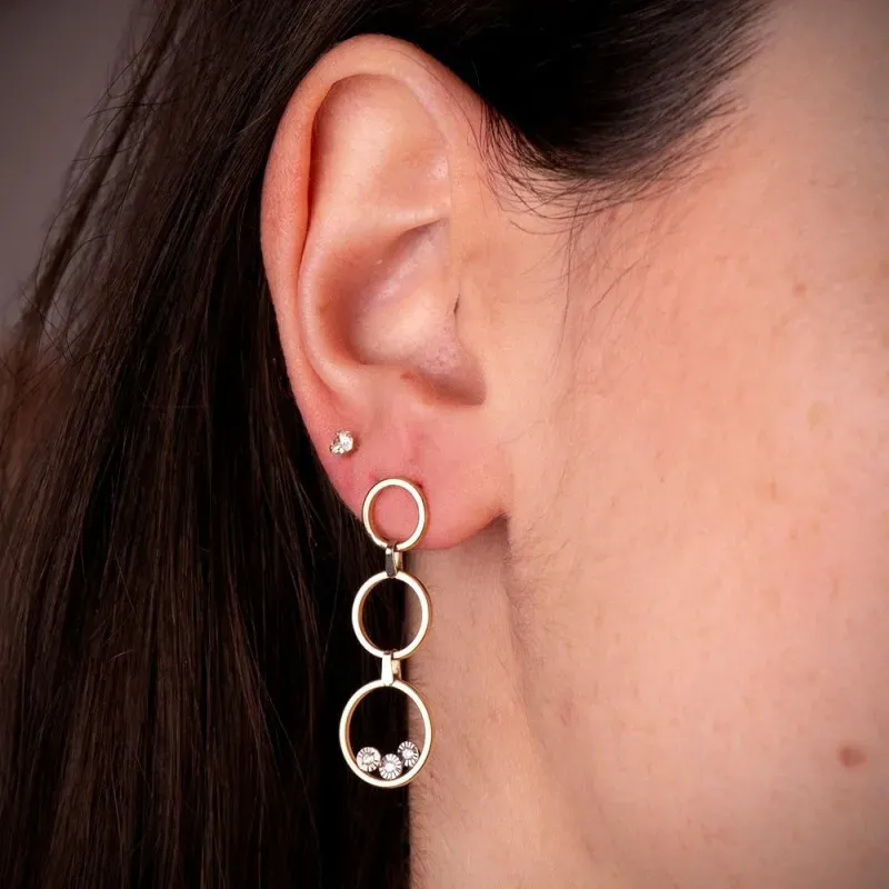 Pendientes Largos en Oro de 18k con 34 mm. tres aros calados con circ