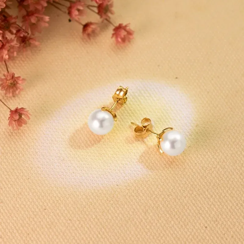 Pendientes en Oro Blanco de 18k con perla cultivada de 7 mm.