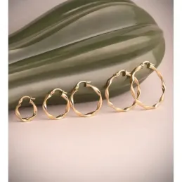 Aros Pendientes en Oro 18k con 16 mm. ancho de 3 mm. reliados mate y
