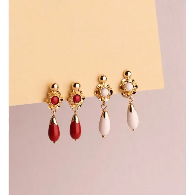 Pendientes Largos en Oro 18k de 22 mm. cubanas con piedra blanca en f