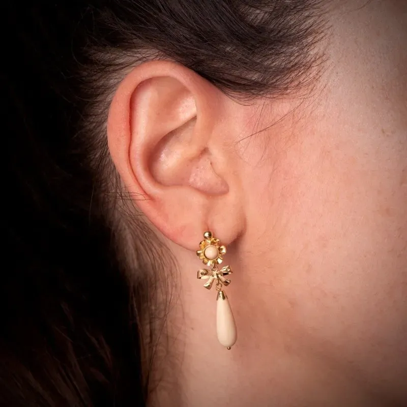 Pendientes Largos en Oro de 18k con 33 mm. con lazos y detalle piedra