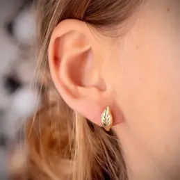 Pendientes en Oro de 18k con 13 mm. forma de hoja lapidados
