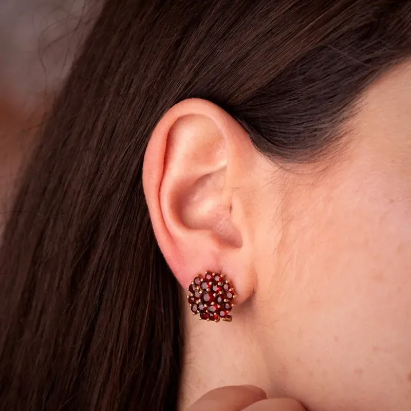 Pendientes en Oro de 18k con 14 mm. piedras granates con garras