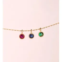 Colgante en Oro de 18k con 5.5 mm. piedra roja en el centro borde det