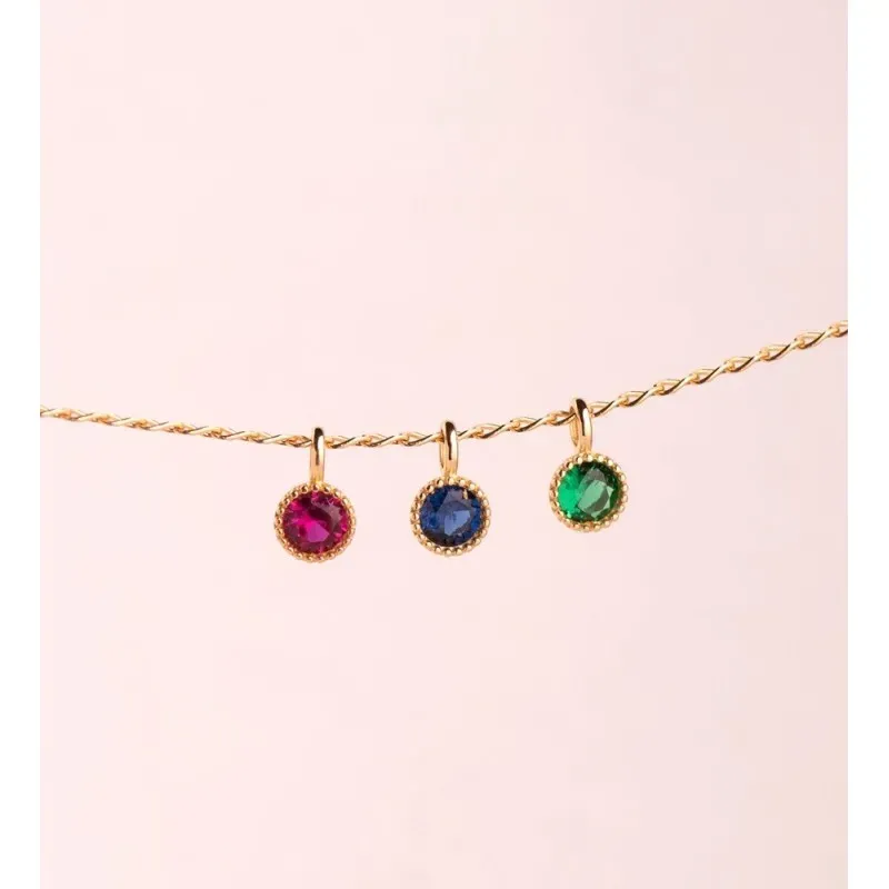 Colgante en Oro de 18k con 5.5 mm. piedra verde en el centro borde de