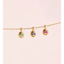 Colgante en Oro de 18k con 5.5 mm. piedra verde en el centro borde de