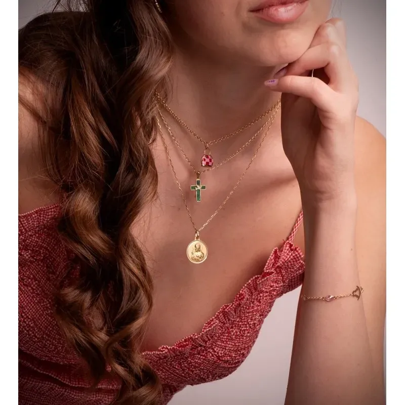 Colgante en Oro de 18k con 15 mm. forma bolso esmaltado color rojo y