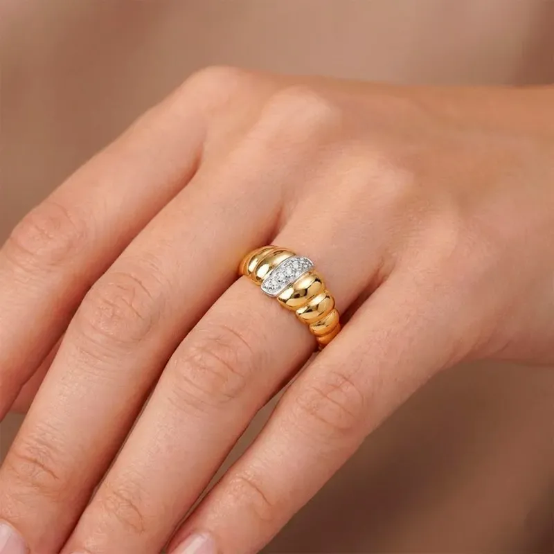 Sortija Oro Bicolor 18k mujer detalle gallones forma croissant circon