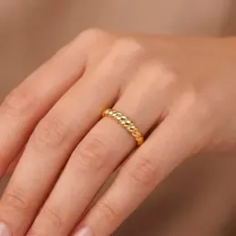 Sortija Oro 18k mujer detalle gallones forma croissant brillo ancho m