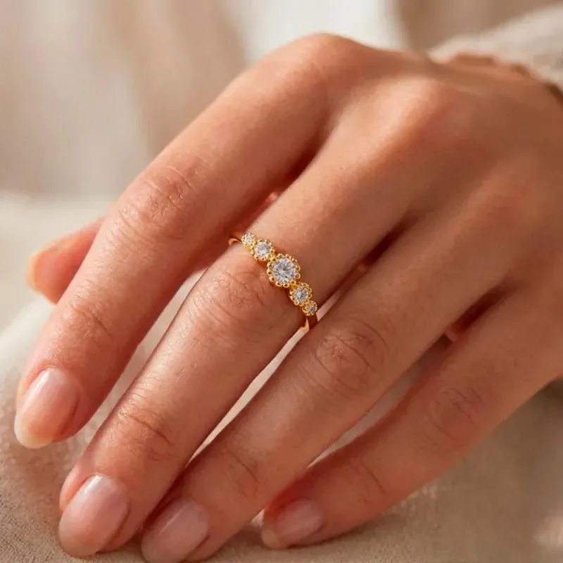 Sortija oro 18k mujer chatón centro 4 mm. combinado circonitas