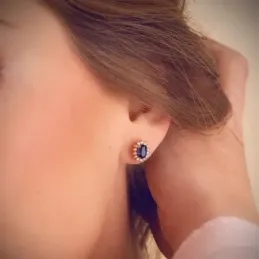Pendientes Oro 18k mujer 10 mm. zafiro centro 1.24ct. combinado 14 di