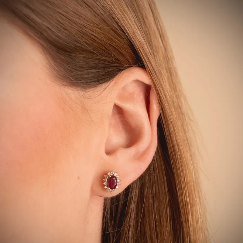 Pendientes en Oro de 18k con 10 mm. rubí de 6 mm. 1.10ct. con 14 diam