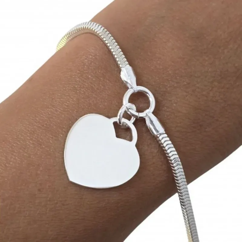 Pulsera Plata de Ley 925m con 17 cm. corazón 18 mm.. Grabación inclui