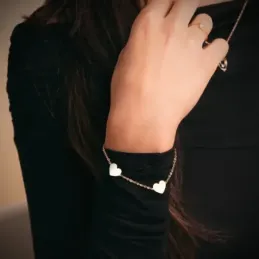 Pulsera Oro de 18k con 18 cm. tres corazones brillo 12x10 mm.. Grabac