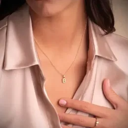 Colgante Inicial en Oro de 18k letra B con 8.2 mm. lisa acabada en br