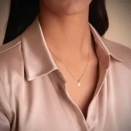 Colgante Inicial en Oro de 18k letra E con 8.2 mm. lisa acabada en br