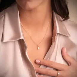 Colgante Inicial en Oro de 18k letra U con 9 mm. lisa acabada en bril