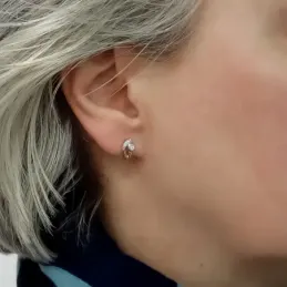 Pendientes en Oro Bicolor de 9k con 10 mm. bandas caladas lisas detal