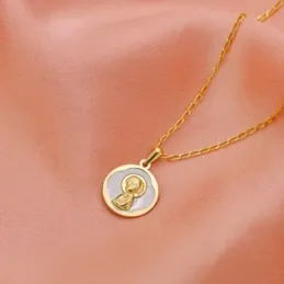 Virgen Niña medalla oro 18k Primera Comunión 15 mm. nácar centro