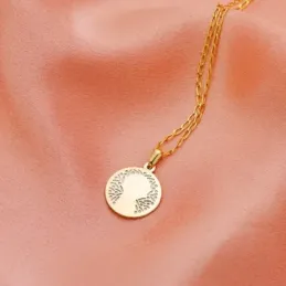Virgen Niña medalla oro 18k Primera Comunión 15 mm. nácar centro