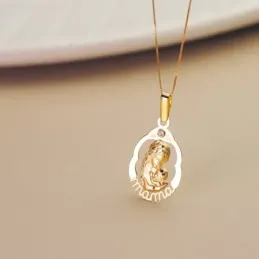 Colgante oro 18k madre e hijo 23mm. palabra MAMÁ detalle circonita cerco