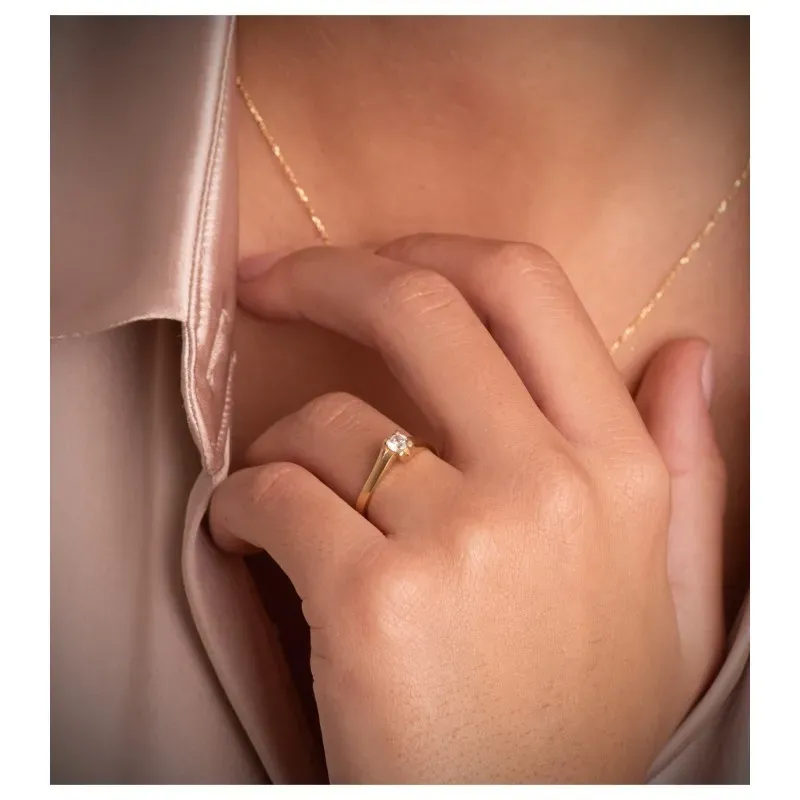Solitario en Oro de 18k con circonita centro cabeza de 6 mm.