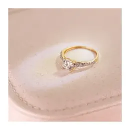 Solitario en Oro Bicolor de 18k con circonita central de 6 mm. combin
