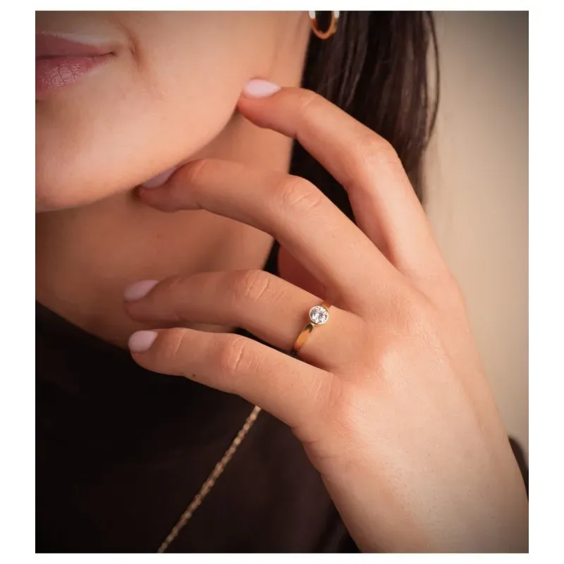 Solitario en Oro de 18k con circonita central de 6 mm. combinada lisa