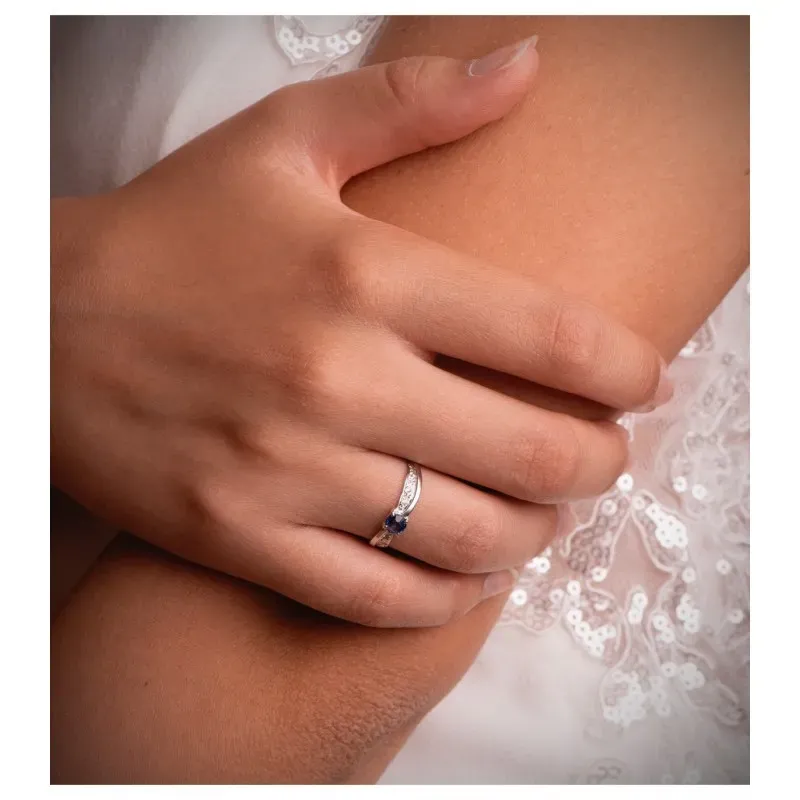 Solitario en Oro Blanco de 18k con zafiro de difusión de 0.32 ct. y c