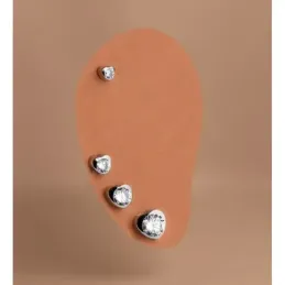 Pendientes en Oro Blanco de 18k con 5 mm. forma de corazón circonita