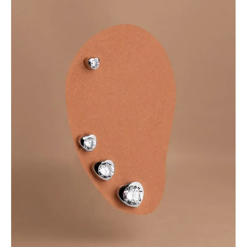 Pendientes en Oro Blanco de 18k con 4 mm. forma de corazón circonita