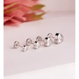 Pendientes en Oro Blanco de 18k con 4 mm. forma de corazón circonita