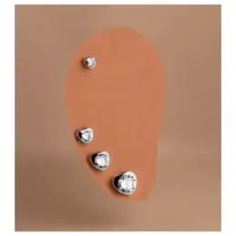 Pendientes en Oro Blanco de 18k con forma corazón de 7.5 mm. circonit