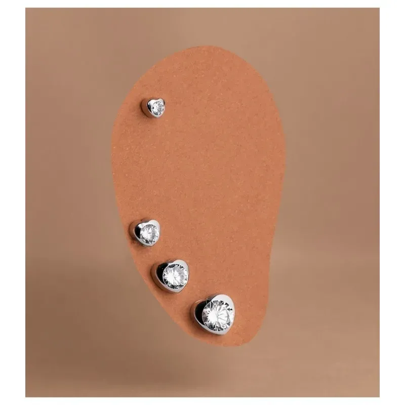 Pendientes en Oro Blanco de 18k con forma corazón de 7.5 mm. circonit