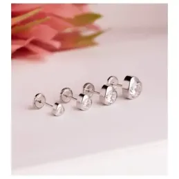 Pendientes en Oro Blanco de 18k con forma corazón de 7.5 mm. circonit