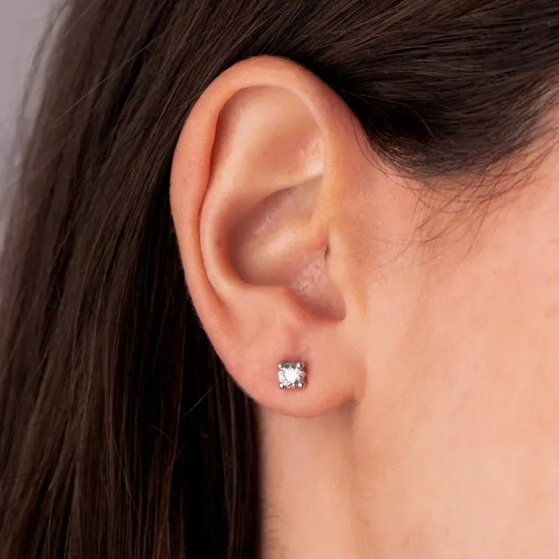 Pendientes Oro Blanco 18k con circonita de 4 mm. y cuatro garras anch