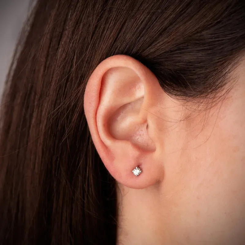 Pendientes en Oro Blanco de 18k con circonita de 3 mm. cuatro garras
