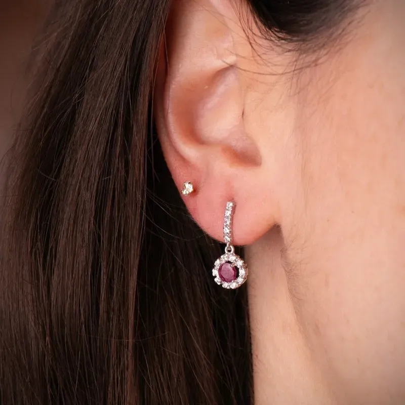 Pendientes en Oro Blanco de 18k con 18 mm. rubí de 4 mm. con 0.56 ct.