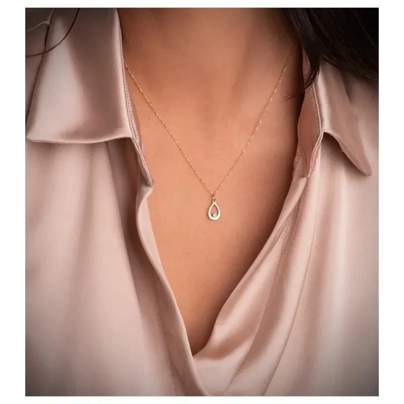 Colgante en Oro de 18k con forma de gota 12.5 mm. con diamante natura